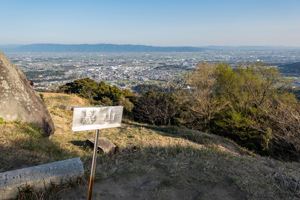 <p>九千部山からは長い舗装路に出る。<br>そこで距離を稼ぎ、ついに最後の基山に到達した。<br>ここまで歩けた喜びで、いつしか体の疲労は消え去っていた。</p>