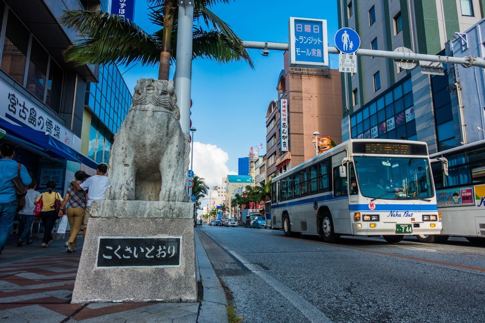 <p>那覇市は沖縄本島の南部に位置するため、初日のうちに到達。<br>1 日目は那覇市内に宿泊した。<br>さすがは沖縄県の県庁所在地、本土にある主要都市と遜色ない活気に溢れている。</p>