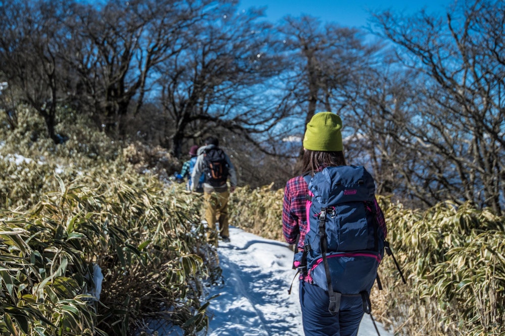 <p>本栖湖の湖畔から入山。<br>よく晴れて風もなく、暖かい。暖かすぎるくらいで、登山道の雪は緩んで地面が露出してぬかるんでいるところがあった。</p>