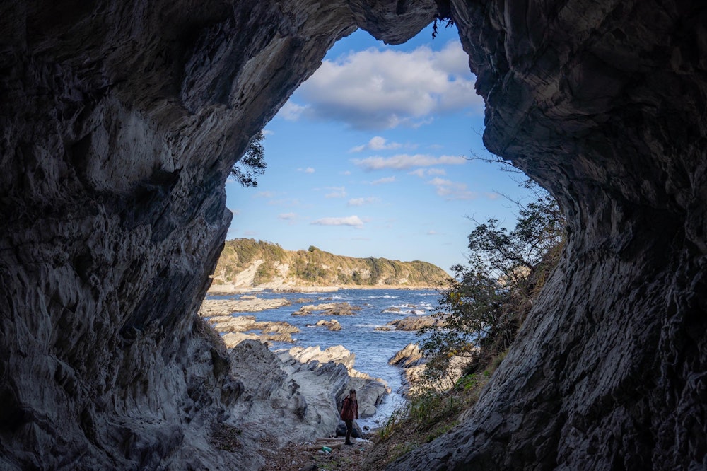 <p>岩壁に開いた大きな穴の中に入って外の景色を切り取る。</p>