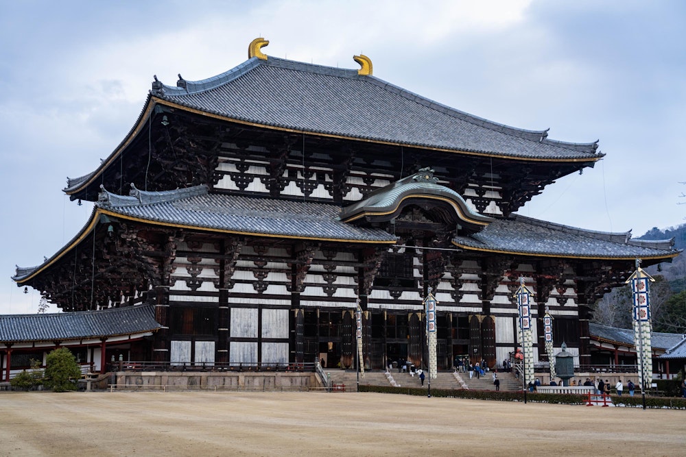 <p>東大寺大仏殿。おそらく小学生のころの修学旅行以来の訪問。<br>8 世紀からそこに鎮座する大仏様を拝む。どこから見上げても目が合った気がした。</p>
