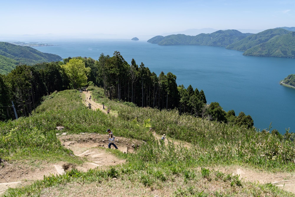 <p>琵琶湖方面。琵琶湖の最北部が見えているが、地平線のかなた向こう側にも大きな湖が広がっていることが想像できる。</p>