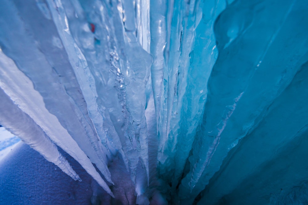 <p>近くで見ると、その氷柱の長さや太さに応じて、色が異なっている。<br>地面まで伸びているものは鮮やかな水色をしていた。</p>