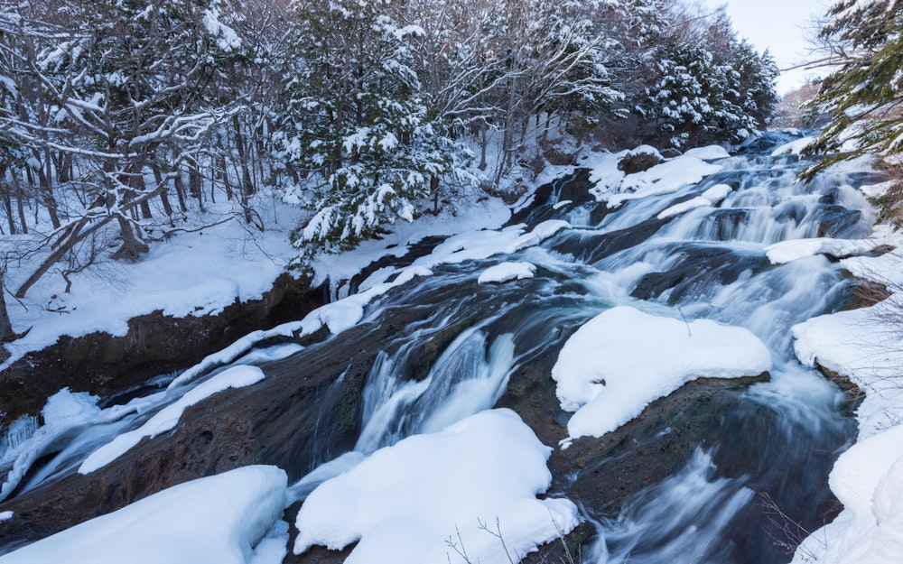 <p>湯川は水量が多いためか、気温が低くても竜頭の滝は凍らず水が流れている。</p>