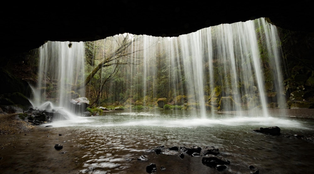 <p>裏から鍋ヶ滝。</p>