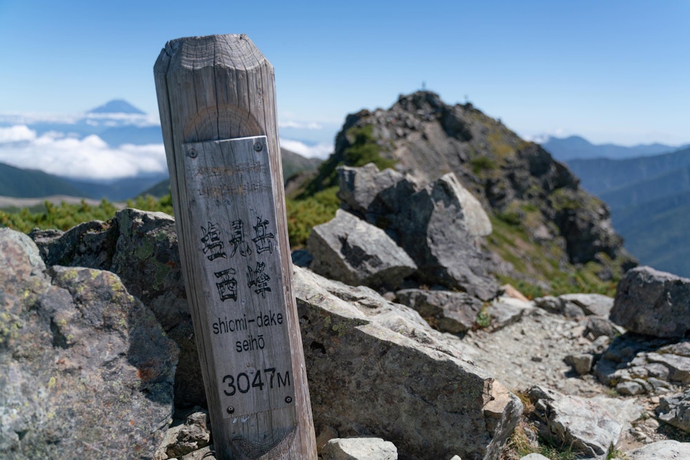 <p>塩見岳西峰。右奥に見えるのが東峰。</p>