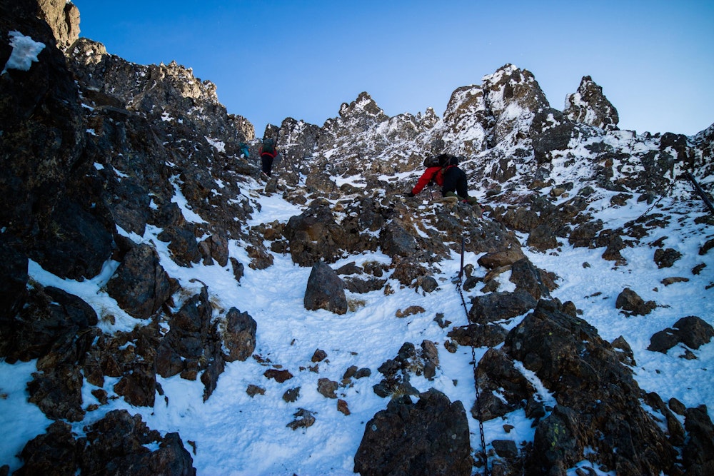 <p>文三郎尾根から赤岳を目指す。<br>頂上直下だけは傾斜がきつい岩稜となっており、雪と岩のミックスで緊張を強いられる。<br>登りはあまり気にすることはないが、下りは足の置き場を考えながら足を動かしていく必要がある。</p>