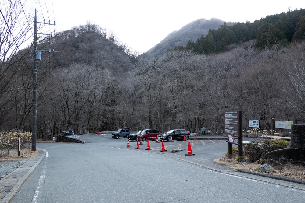 <p>途中から舗装路に変わり、そのまま西丹沢ビジターセンターに帰還。<br>常に大小の落石の音が聞こえるような険しい山域で、久しぶりに全身をしっかり使った山行が楽しめた。</p>