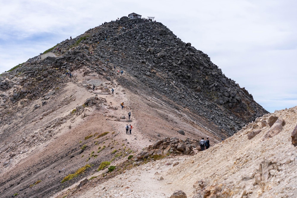 <p>剣ヶ峰直下の尾根。頂上には乗鞍本宮奥宮が見える。</p>