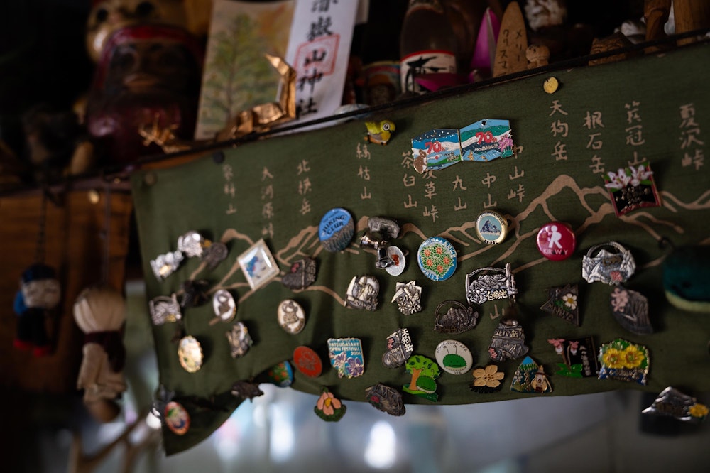 <p>小屋の中も上がれるようになっていたので少し見せてもらったが、これがまたいい雰囲気。<br>揚げパンはもちろん、宿泊の際にいただける食事もまた豪華なようで、いつかぜひ泊まりで訪れたい山小屋になった。</p>