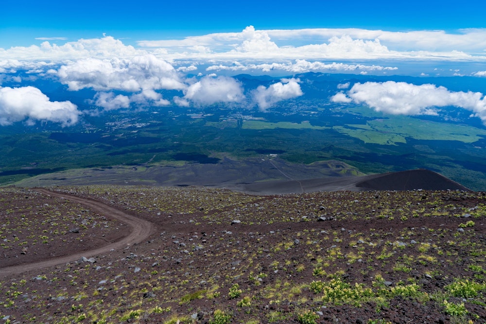 <p>富士山に弾丸登山したときの、下山時のこの風景が好き。視界いっぱいに広がる大規模な斜面を下っていく。</p>