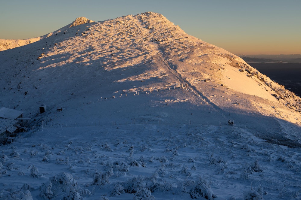 <p>夜明け前から出発し、根石岳の手前で日の出を迎える。<br>風が強く、とにかく極寒。</p>