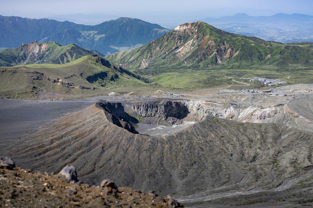 <p>高岳に登ると、阿蘇の火山風景が一望できる。<br>奥の草千里ヶ浜と、手前の砂千里ヶ浜。その対比がよくわかる。</p>