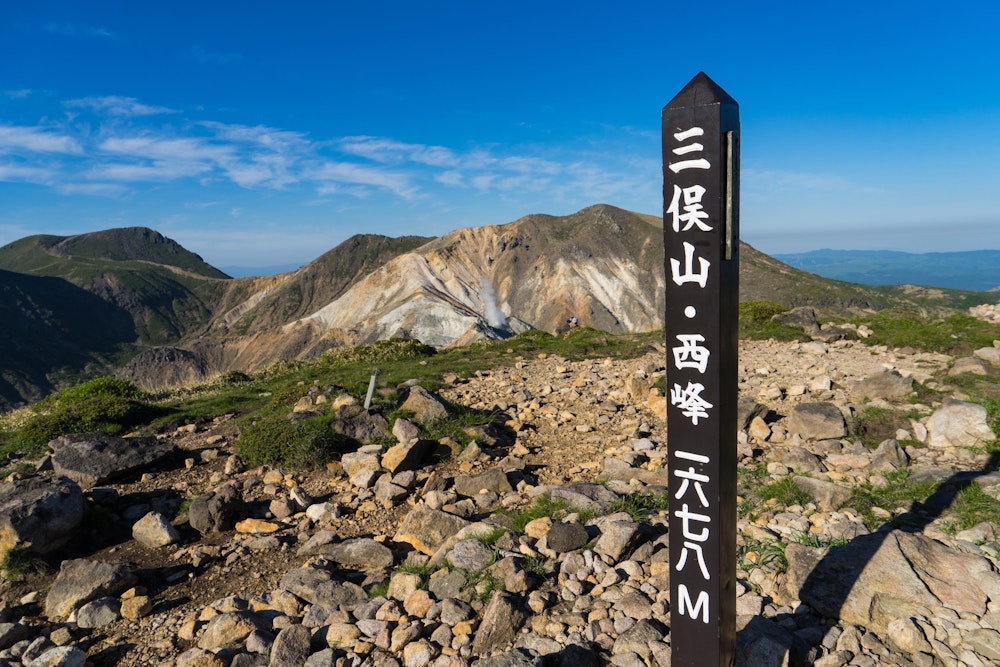 <p>三俣山はその名が示すとおり、同じ山体でいくつかのピークを持つ山となっている。<br>北峰だけは通れないので、西峰、本峰、南峰と渡り歩いた。</p>