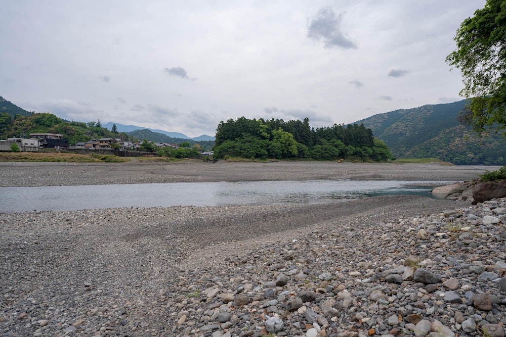 <p>そしてついに備崎から熊野川に出る。<br>サンダルに履き替え、トレッキングパンツを脱ぎ、渡渉する。<br>ついにこの旅が終わることを実感する。正面が大斎原の森。</p>