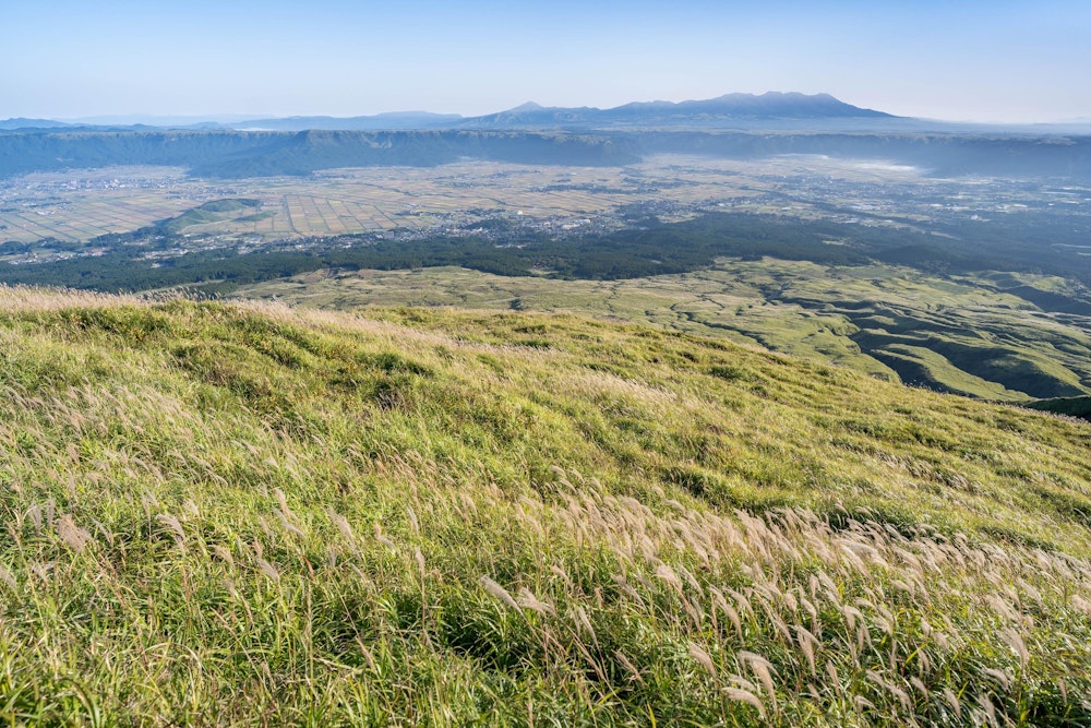<p>阿蘇カルデラの田園風景と、その向こうにはくじゅう連山が見えた。</p>