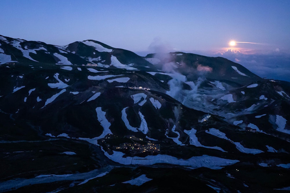 <p>翌朝まだ夜明け前、月明かりのもと、別山を目指して登る。</p>