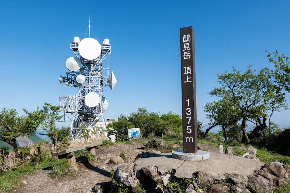 <p>鶴見岳頂上。<br>全方向に開けた地形と、都市が近いことから、複数の通信施設が建っている。</p>