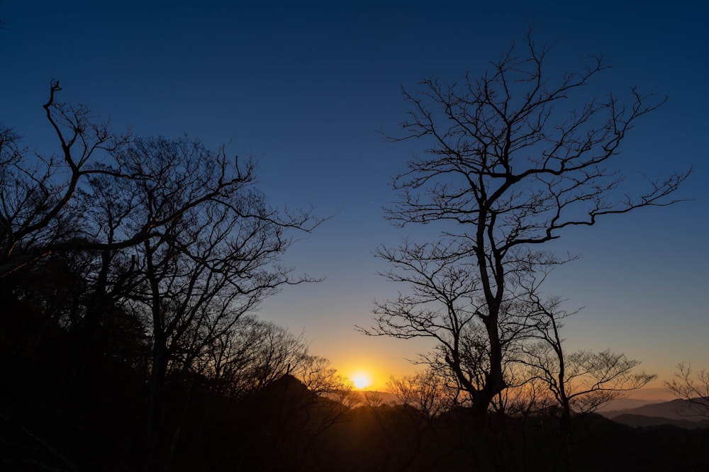 <p>日が暮れると寒い。師走の足音はすぐ近くまで来ている。</p>