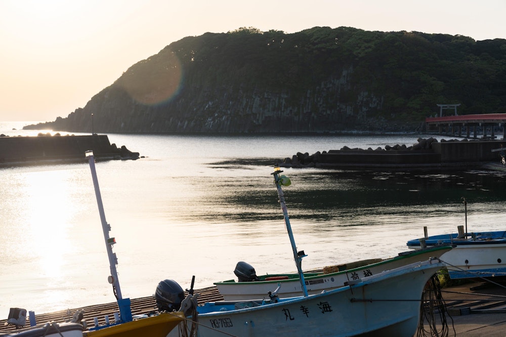 <p>雄島が近づいてきた。<br>赤い橋を渡って鳥居をくぐると、雄島の照葉樹林に入っていく。</p>