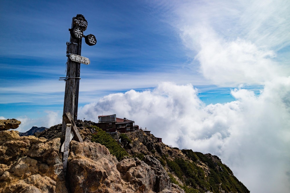 <p>ついに到着。<br>朝は低い位置で穏やかに広がっていた雲海は、荒波を立ててすぐ近くまで上がってきていた。</p>