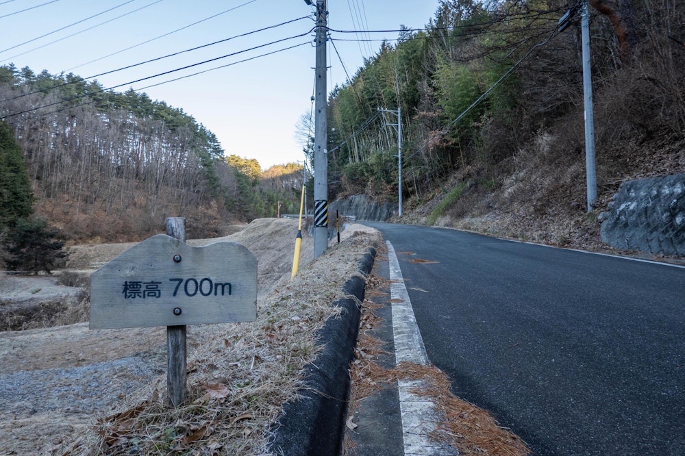 <p>陣馬形山への道は冬季通行止めのため、標高 700m 地点付近に車を停めて歩く。しばらくは舗装路を辿る。</p>