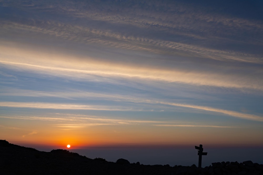 <p>翌朝、穏やかな空模様で一日が始まる。<br>4 時過ぎにはテントを撤収して下山を始めた。</p>