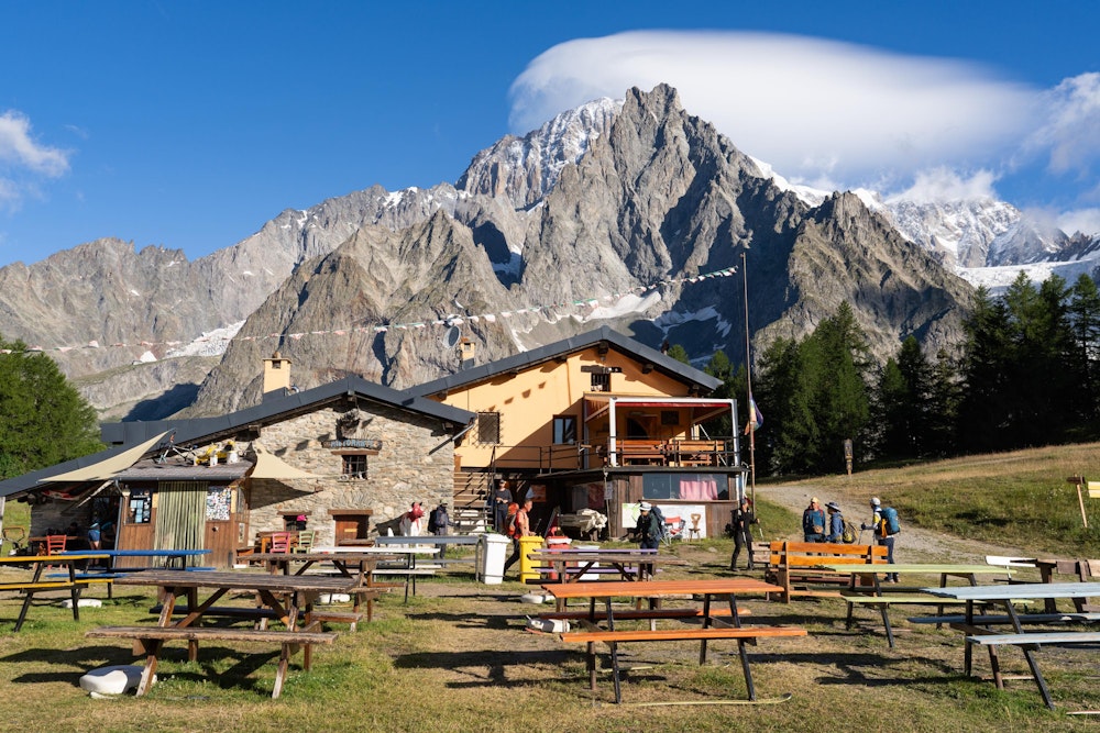 <p>５日目。メゾン・ヴィエイユからクールマイユールに下りる。ロープウェイを使った。<br>この日からガイドが交代し、昨日までの男性イタリア人ガイドの幼馴染という女性のイタリア人ガイドになった。</p>