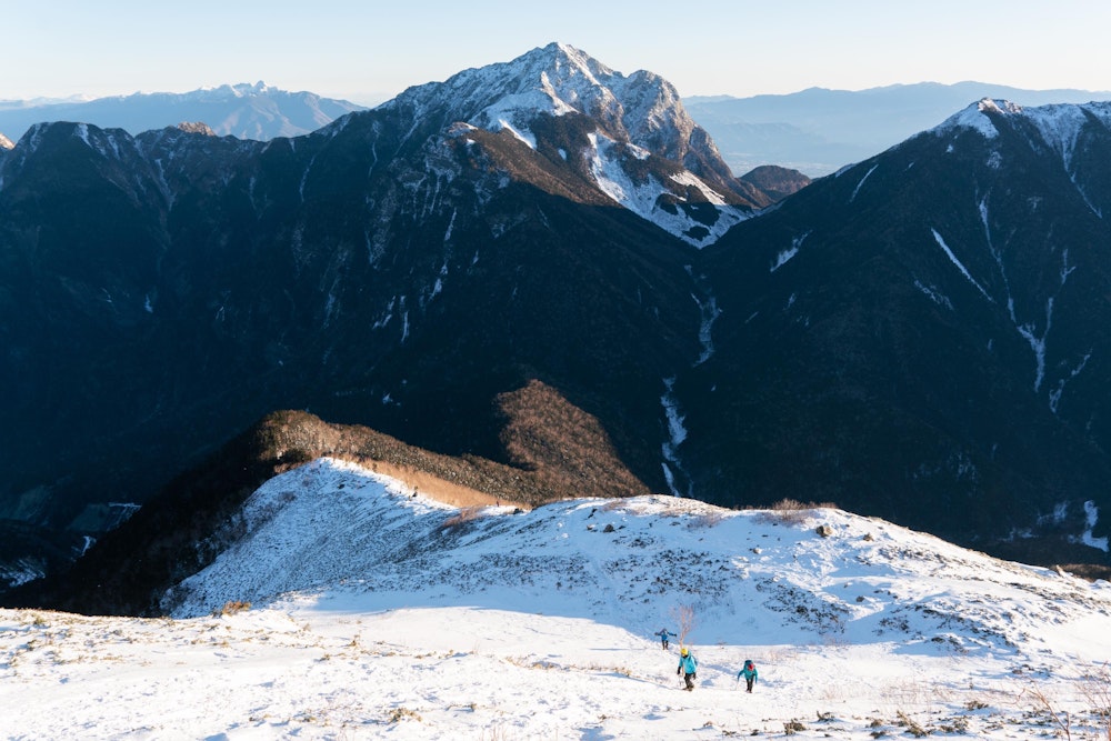 <p>日が昇ったころ、樹林帯を抜けて対峙する甲斐駒ヶ岳が見えた。</p>