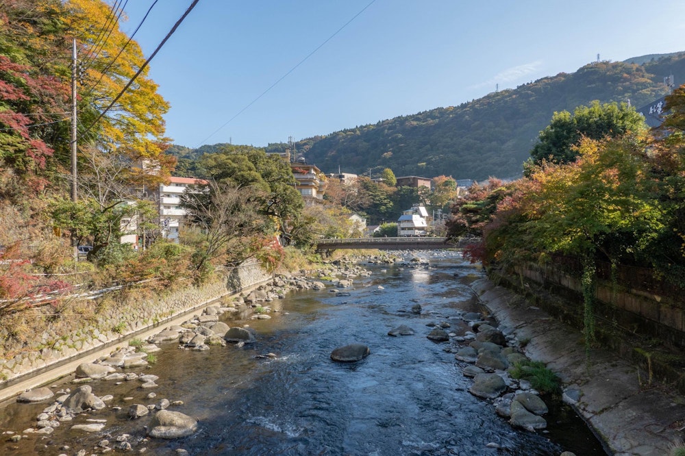 <p><span style="color:#000000">箱根湯本の街並み。</span><br><span style="color:#000000">カップルの観光客で賑わっているところ、汗だくでコンビニの外に立って肉まんを食べている自分を客観視して、強く生きようと思った。</span></p>