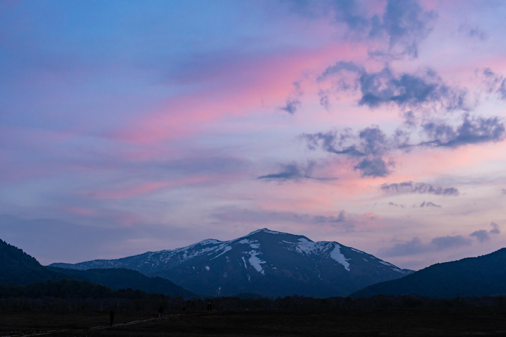 <p>残雪の至仏山の向こう、淡く焼けた夕空を眺めに多くの宿泊者が木道まで出てきていた。<br></p>