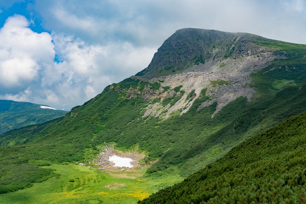 <p>忠別岳西側の岩壁。化雲沢川として流れ出て、忠別川に合流する。</p>