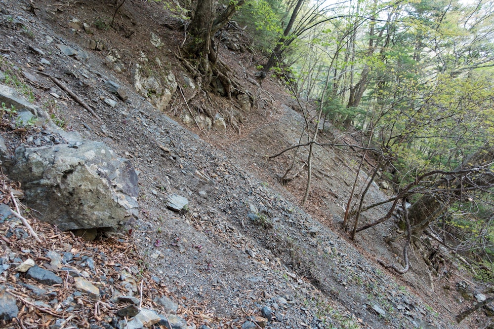 <p>聖沢登山道は、このように斜面が崩壊したシビアなトラバースを繰り返して登る。<br>テント泊＋雪山装備を背負った重い上半身をうまく操れず、必要以上に緊張する。</p>