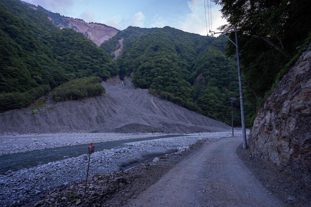 <p>5 時間近くかけて、長すぎる林道を歩いた。<br>もはやこの時間、何を考えていたかも覚えていない。<br>最後こそ修行のようであったが、全体としては南アルプス南部の山々の絶景に抱かれる幸せな 3 日間であった。</p>
