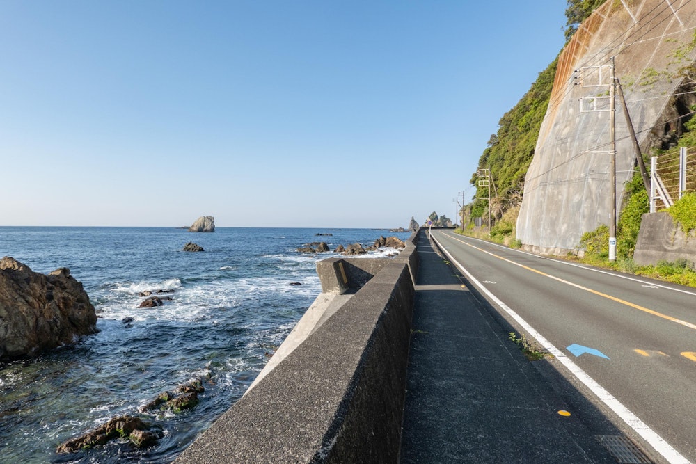 <p>海沿いの開放的な道を進む。</p>