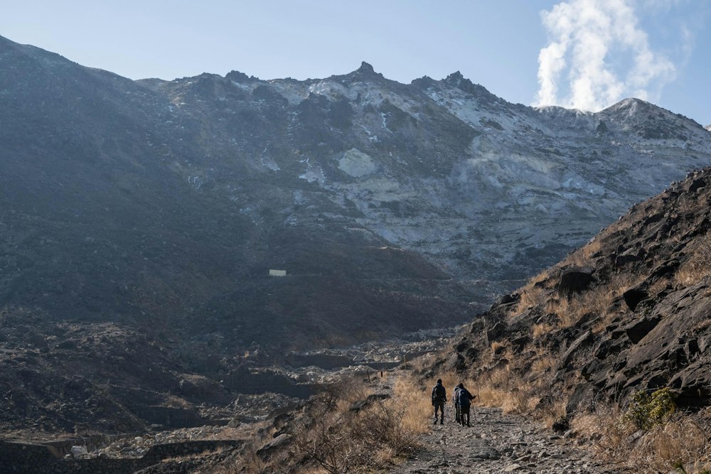 <p>硫黄山が見えてくる。今日も噴気を上げている。</p>