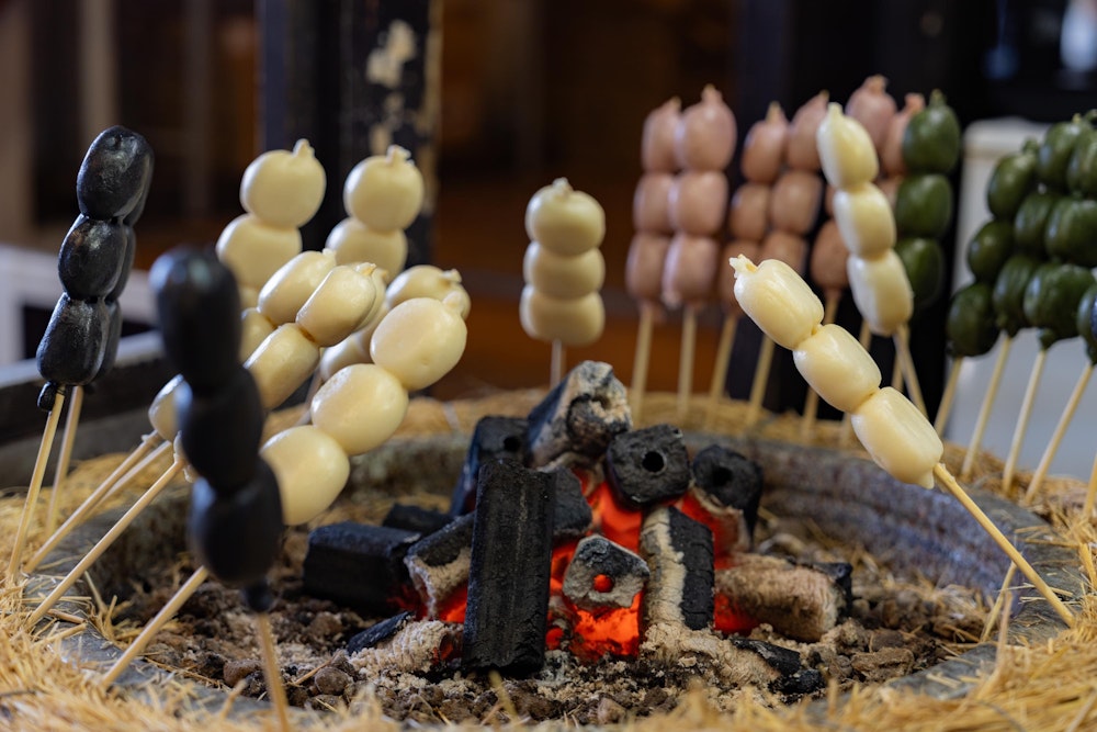 <p>頂上の売店にある、名物「みのぶだんご」。<br>湯葉を練り込んだ “ゆばだんご” に、<span style="color:#444444">くるみ味噌だれを塗って頂く。香ばしい味わいに舌鼓を打つ。</span></p>