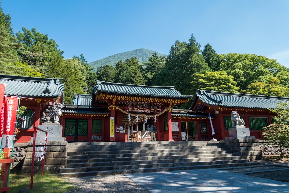 <p>男体山の玄関口、日光二荒山神社 中宮祠。<br>奥には男体山の山体が見える。男体山は山全体が御神体となっている。<br>ここから登らせていただく。</p>
