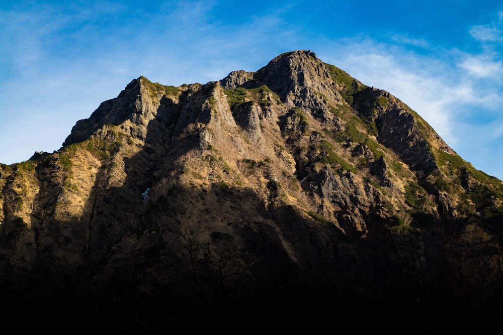 <p>見上げる山は阿弥陀岳。</p>