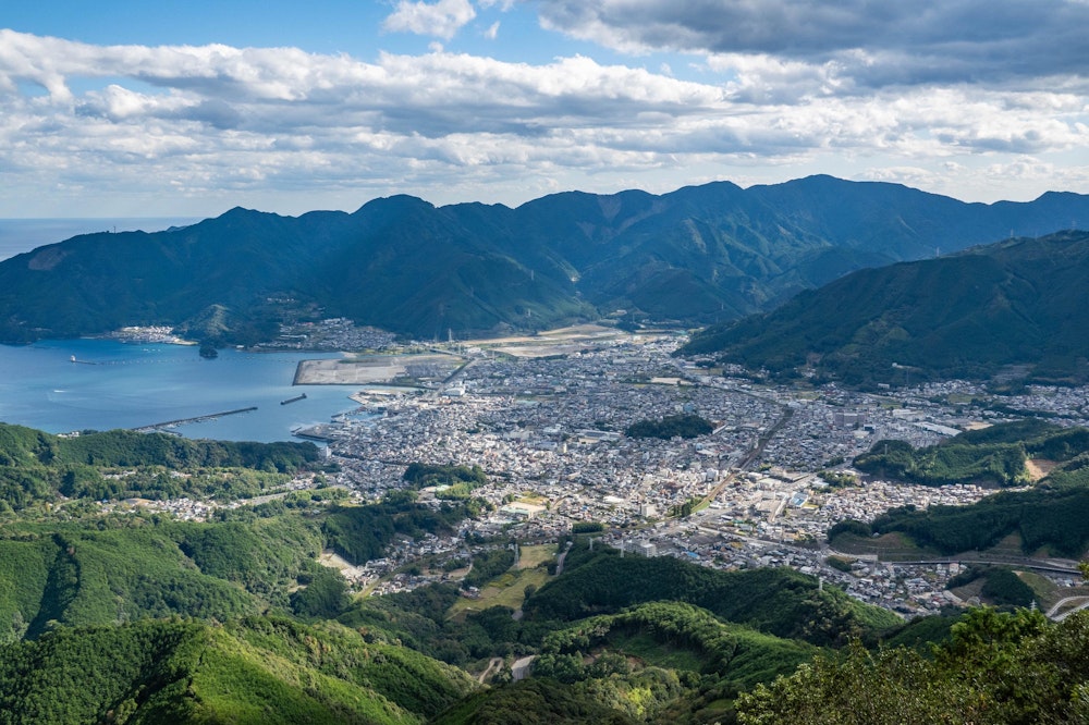 <p>便石山の頂上は樹林に覆われているが、少し下ったところにある象ノ背という一枚岩からは、尾鷲の街並みを見下ろすことができた。</p>