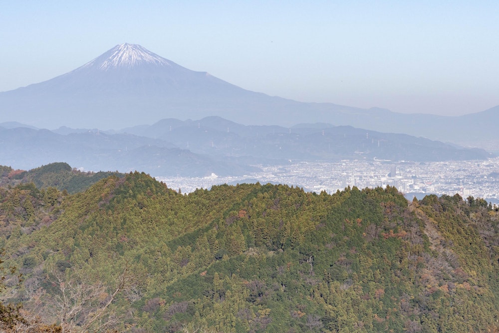 <p>富士山も見えたが、黄砂の影響か、霞んでいる。そしてだいぶ雪が減ってしまった。<br>実は富士山にもっとも雪が積もる季節は、冬型の気圧配置が緩んで南岸低気圧が頻繁に通過するようになる春。</p>
