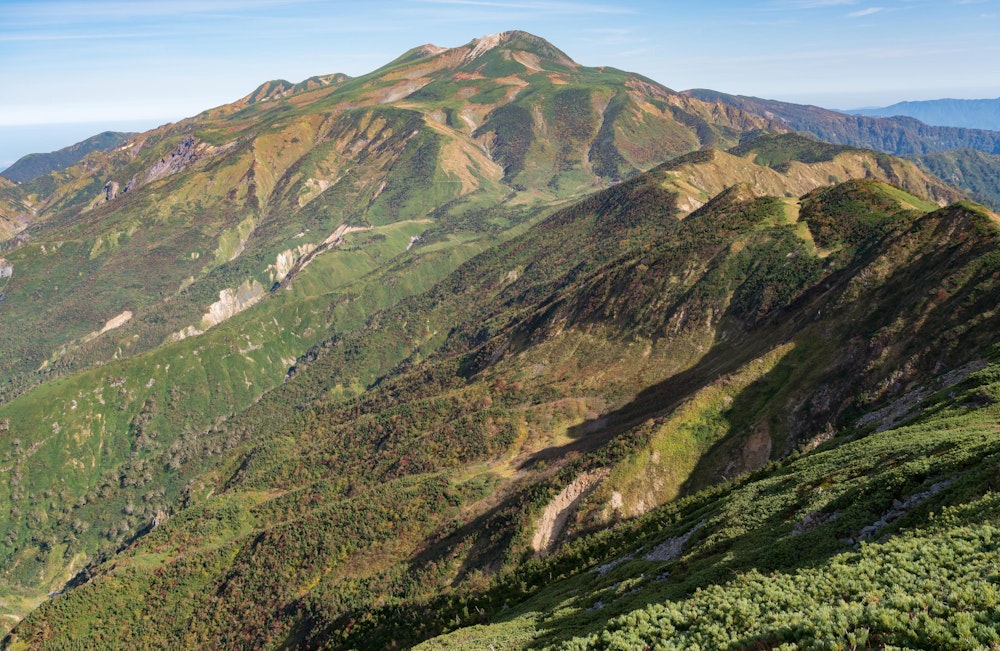 <p>最後に、縦走路を外れたことで、白山の山体すべてが目に入るスポットに出た。<br>このクライマックスの風景を最後に、次第に道は樹林に覆われていく。<br>市ノ瀬に下山した。</p>