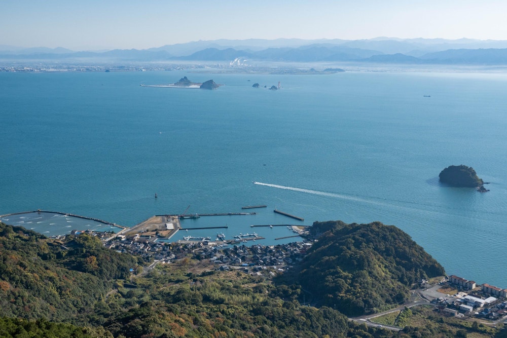 <p>牟田漁港を見下ろす。八代海を挟んで、対岸に見えているのが本土。</p>
