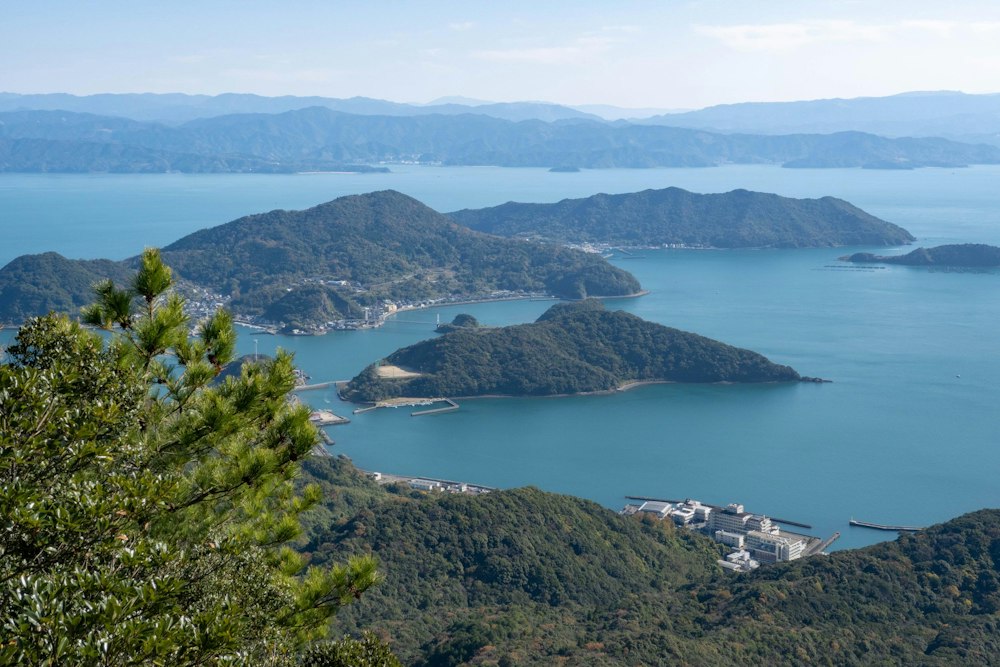 <p>そして縦走路の終点、龍ヶ岳からの海の風景。<br>大小さまざまな島で構成された天草諸島は、それぞれの島に人々の営みがある。</p>