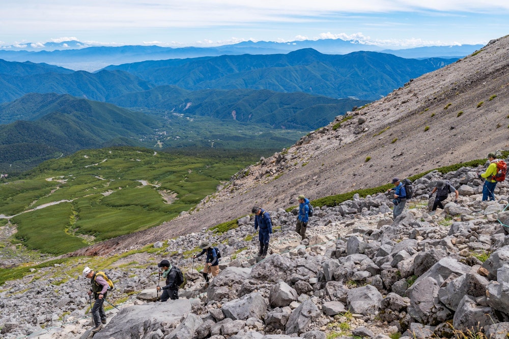 <p>下山する頃には登山道は多くの登山者で賑わっていた。<br>バスで乗鞍高原に下りてから食べるジェラートが絶品だった。</p>