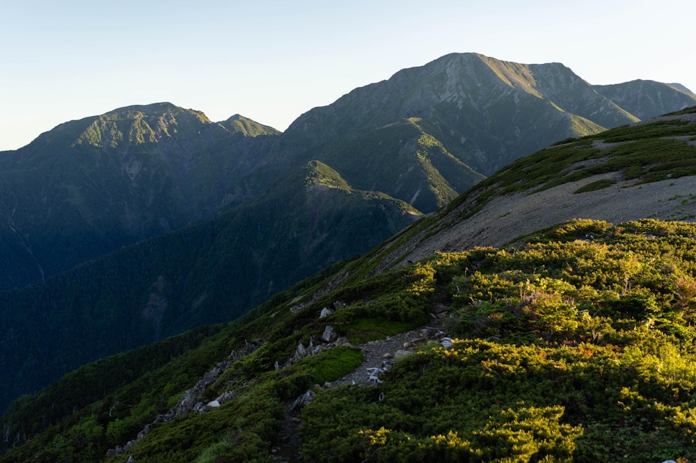 <p>これから目指す聖岳や兎岳が見える。雄大な山々だ。</p>