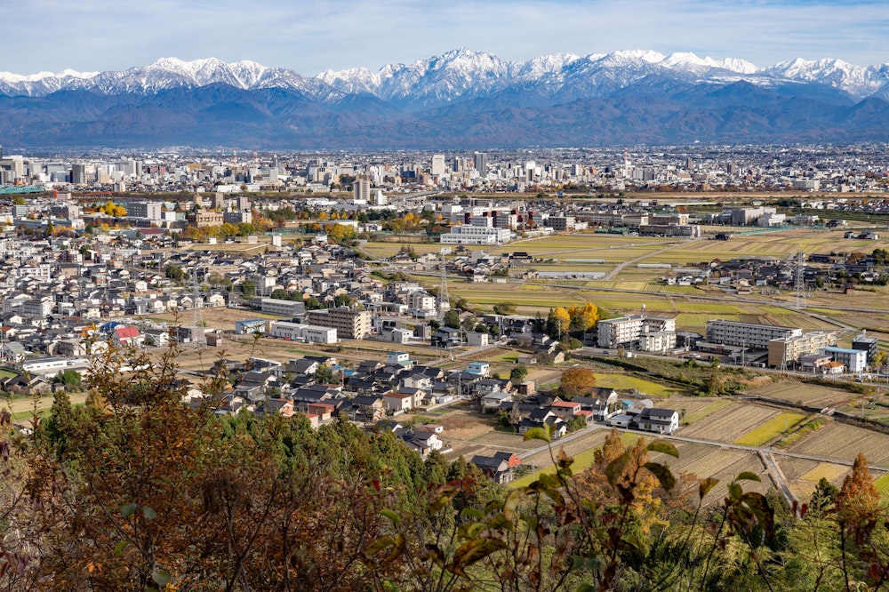 <p>白鳥城跡は、現在は展望スポットとして整備されていて、ここからの富山平野と立山連峰の眺めが素晴らしい。<br></p>