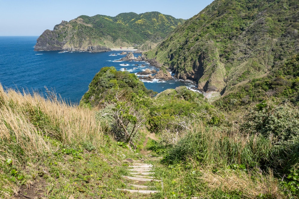 <p>一番気持ちよかった区間。山と海だけの誰もいない場所。<br>正面の奥に、この先にたどり着く吉田海岸が見える。</p>
