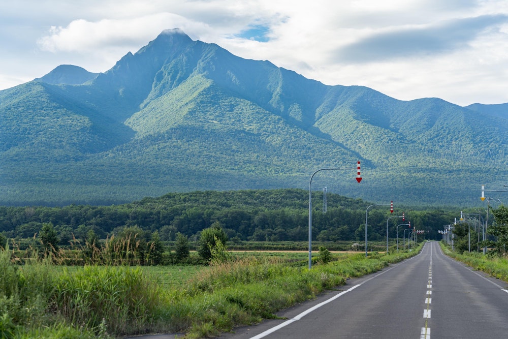 <p>登山口に向かう道中、斜里町内からみた斜里岳。</p>