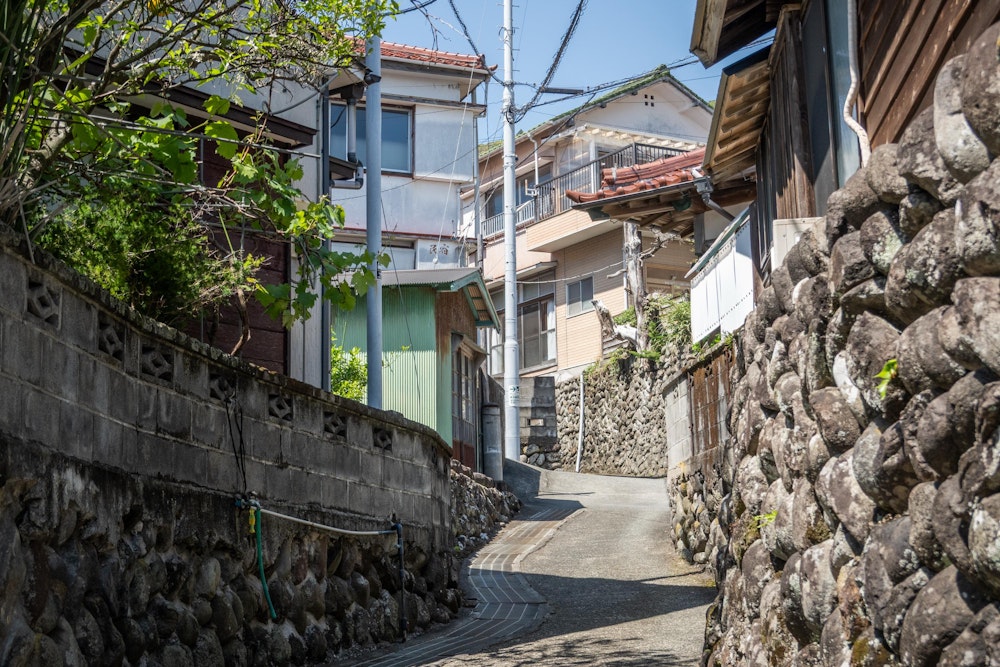 <p>伊浜の住宅地の入り組んだ路地を抜けていく。</p>